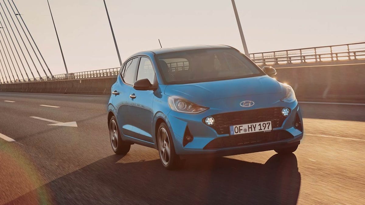 Ein blauer Hyundai i10 fährt über eine Brücke.