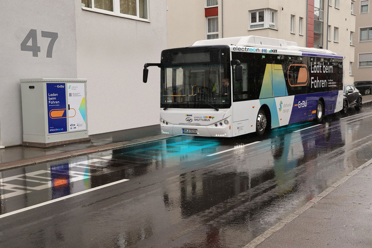 Bus des Energieversorgers EnBW beim dynamischen induktiven Laden.