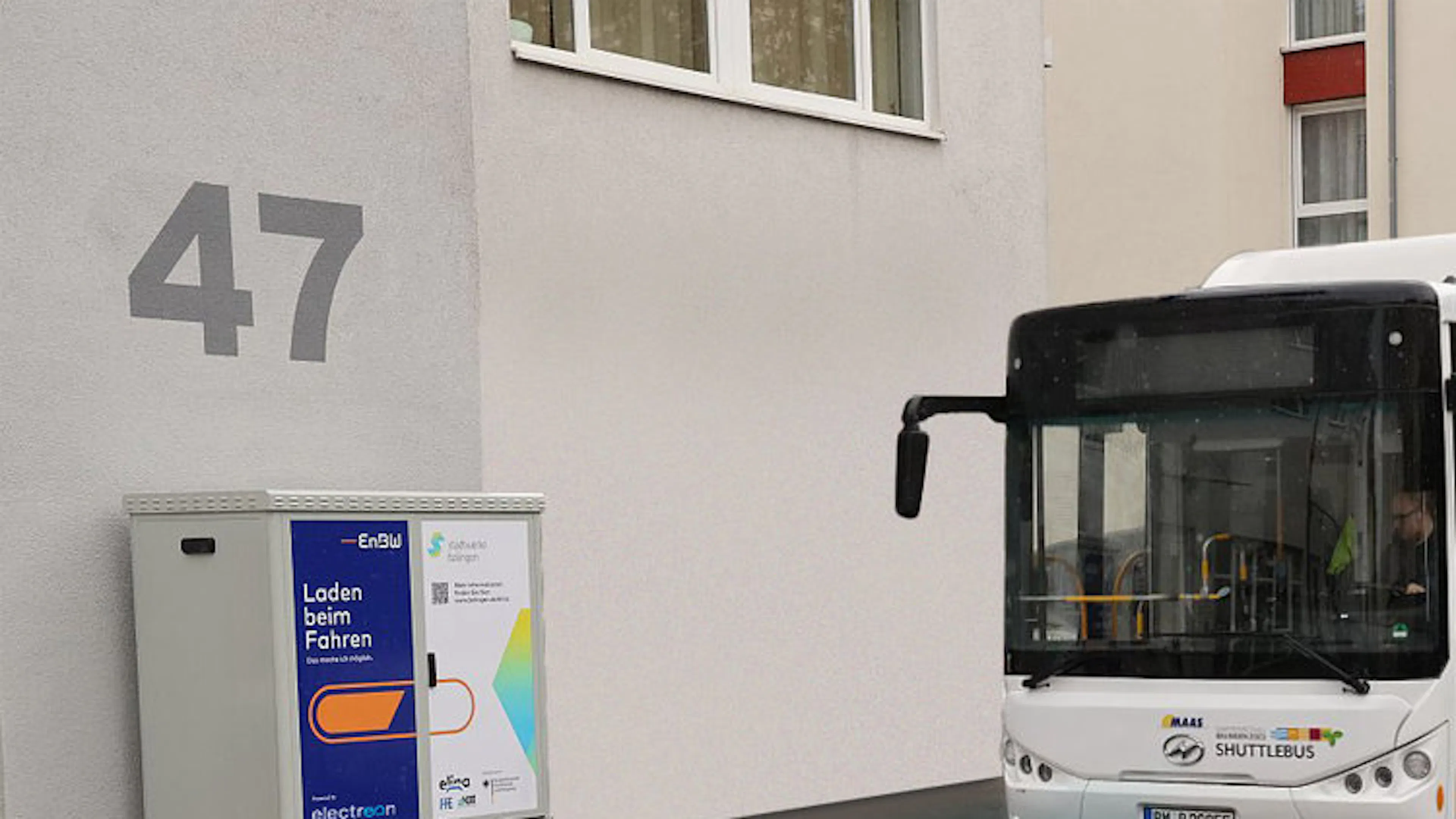 Bus des Energieversorgers EnBW beim dynamischen induktiven Laden.