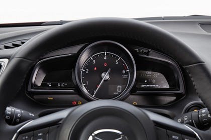Mazda 3 BM Viertürer Innenansicht statisch Studio Detail Armaturenbrett