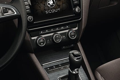 Skoda Octavia Scout Combi 5E Innenansicht Mittelkonsole DSG Schalter Klimaanlage und Infotainmentbildschrim