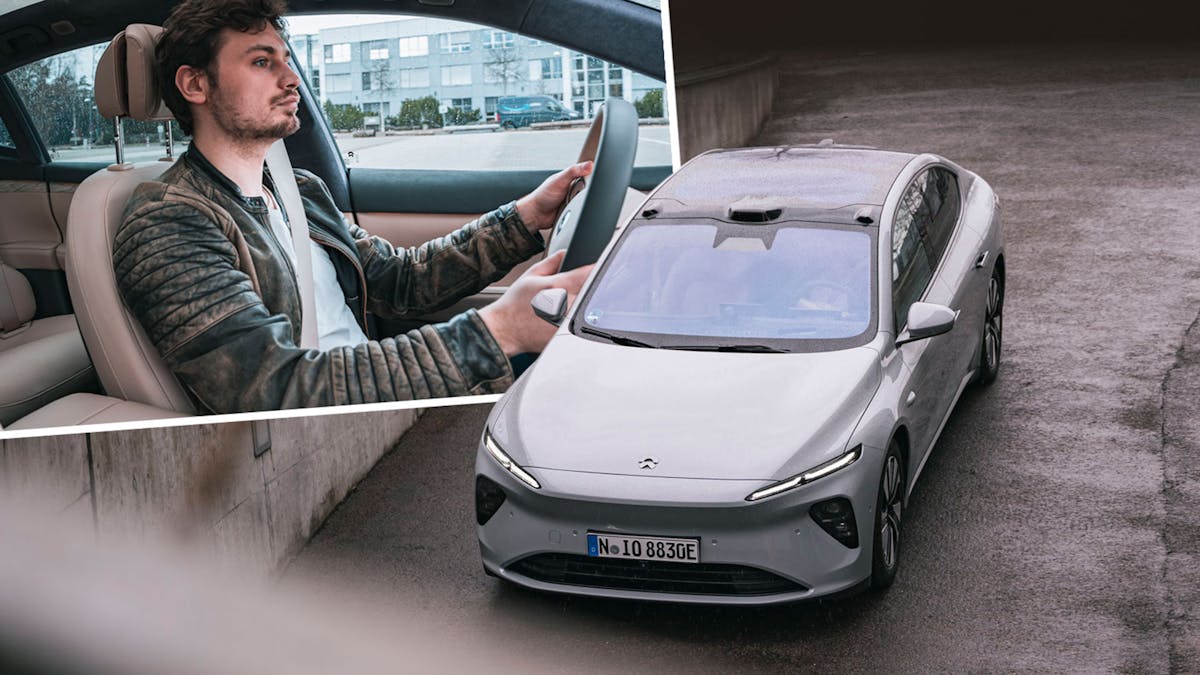 Grauer Nio ET 7 fährt in Tiefgarage, Redakteur Connor Meißner sitzt am Steuer
