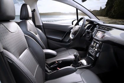 Citroën C3 S Innenansicht statisch Vordersitze und Armaturenbrett beifahrerseitig