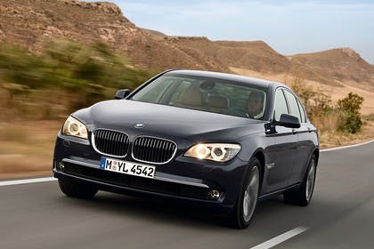 BMW 7er Limousine F01 Aussenansicht Front schräg dynamisch schwarz