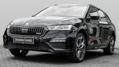 Ein schwarzer Škoda Octavia RS iV steht vor einer grauen Wand