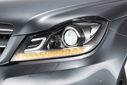 Mercedes-Benz C-Klasse T-Modell S204 MoPf Aussenansicht Front schräg statisch Studio Detail Scheinwerfer links