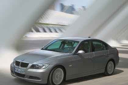 BMW 3er Limousine Aussenansicht Seite schräg dynamisch grau