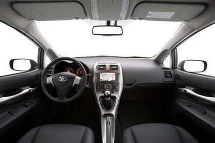 Toyota Auris Fünftürer E15 Innenansicht statisch Studio Vordersitze und Armaturenbrett