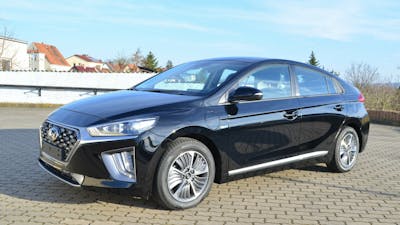 Ein schwarzer Hyundai Ioniq Plug-in-Hybrid steht auf einem leeren Parkplatz
