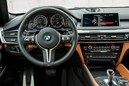 BMW X6 M F16 Innenansicht Fahrerposition statisch hellbraun