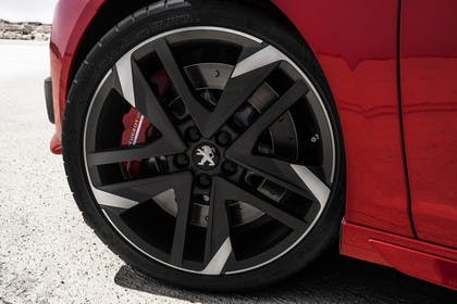 Peugeot 308 GTi T9 Aussenansicht Seite schräg statisch Detail Rad vorne links mit Bremsanlage