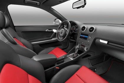 Audi A3 8P 3türer Innenansicht Beifahrerposition Studio statisch rot