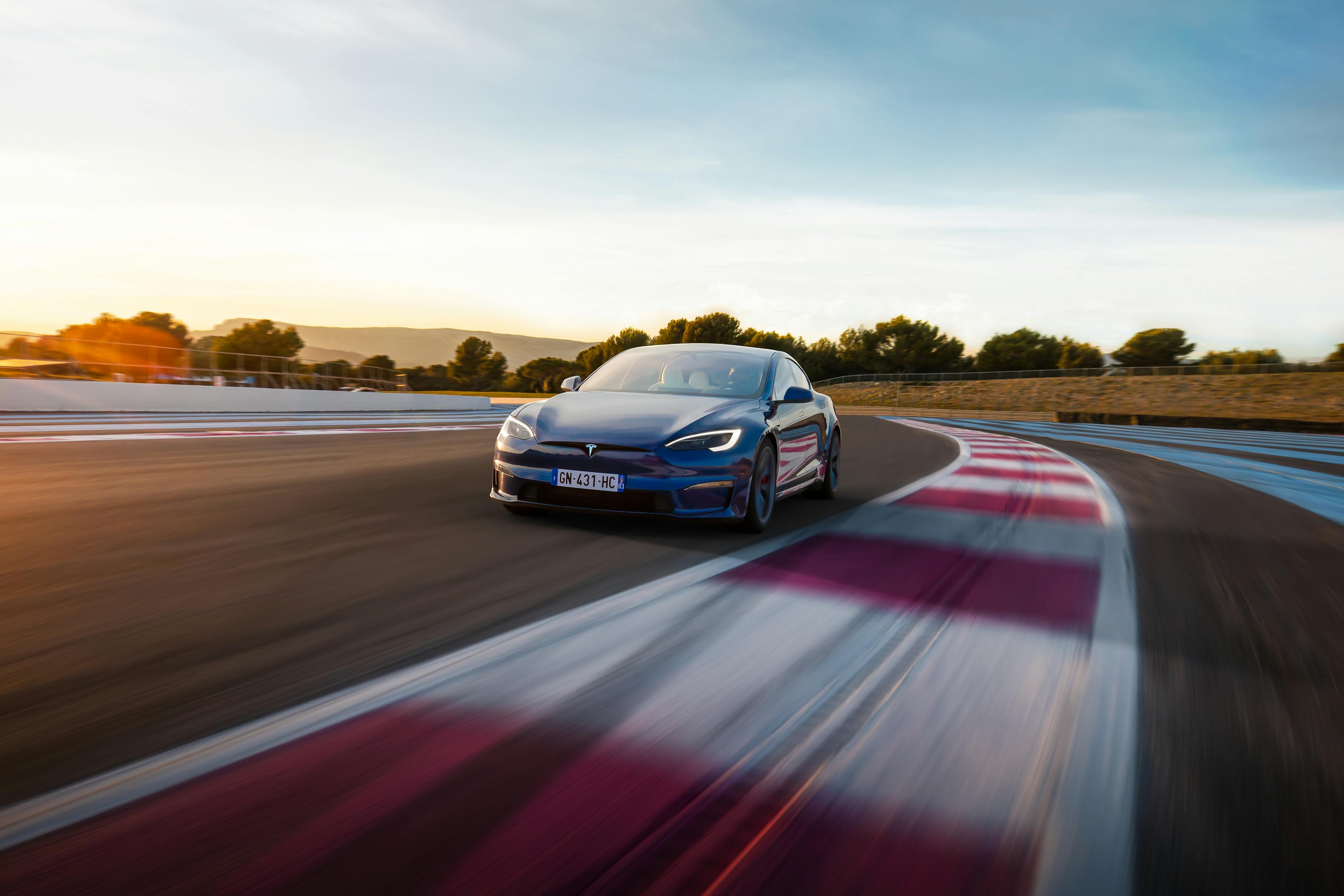 Ein blaues Tesla Model S auf einer Rennstrecke.