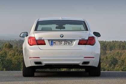 BMW 7er Limousine F01 LCI Aussenansicht Heck statisch weiss