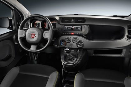 Fiat Panda 319 Innenansicht statisch Studio Vordersitze und Armaturenbrett beifahrerseitig