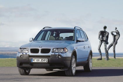 BMW X3 E83 Aussenansicht Front schräg statisch blau