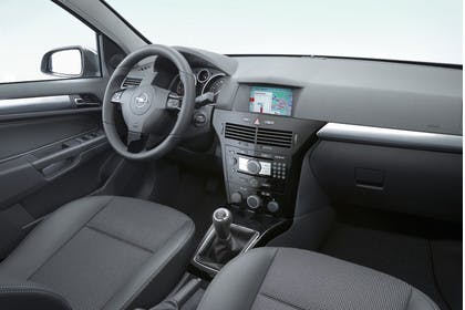 Opel Astra H Limousine Facelift Innenansicht Beifahrerposition Studio statisch schwarz