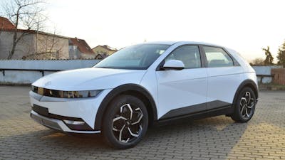 Ein weißer Hyundai IONIQ 5 steht auf einem leeren Platz