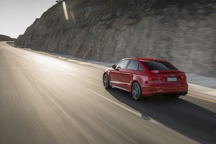 Audi RS3 Aussenansicht Hinten schräg dynamisch rot