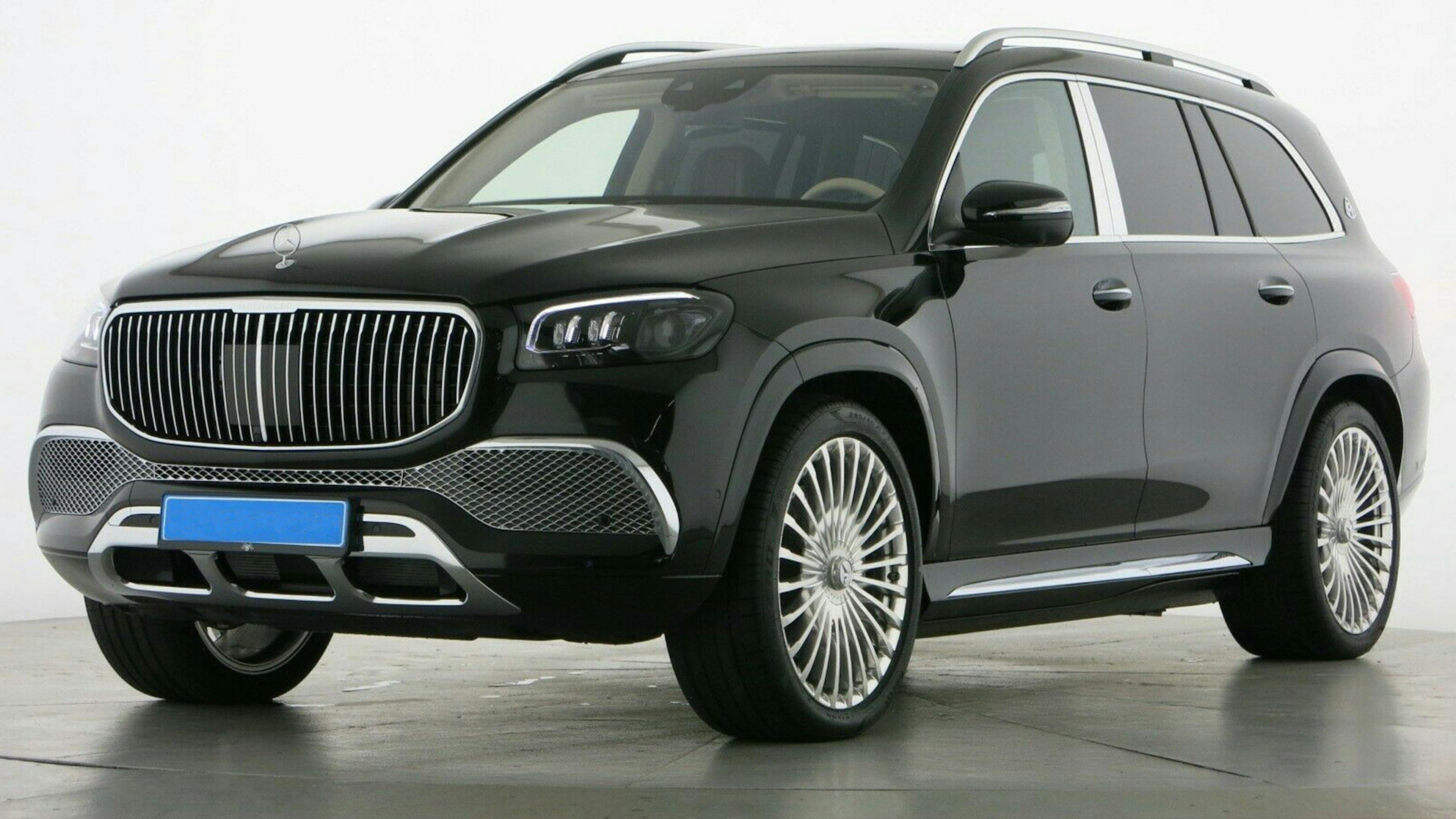 Ein schwarzer Mercedes Maybach GLS 600 steht in einem Raum mit weißen Wänden und grauem Boden.