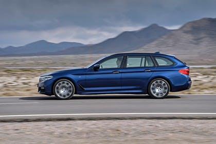 BMW 5er G31 Touring Aussenansicht Seite statisch blau