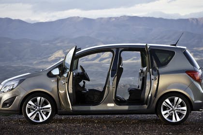 Opel Meriva B Aussenansicht Seite Türen offen statisch graubraun
