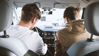 Rückansicht von zwei Männern, die in einem Auto sitzen