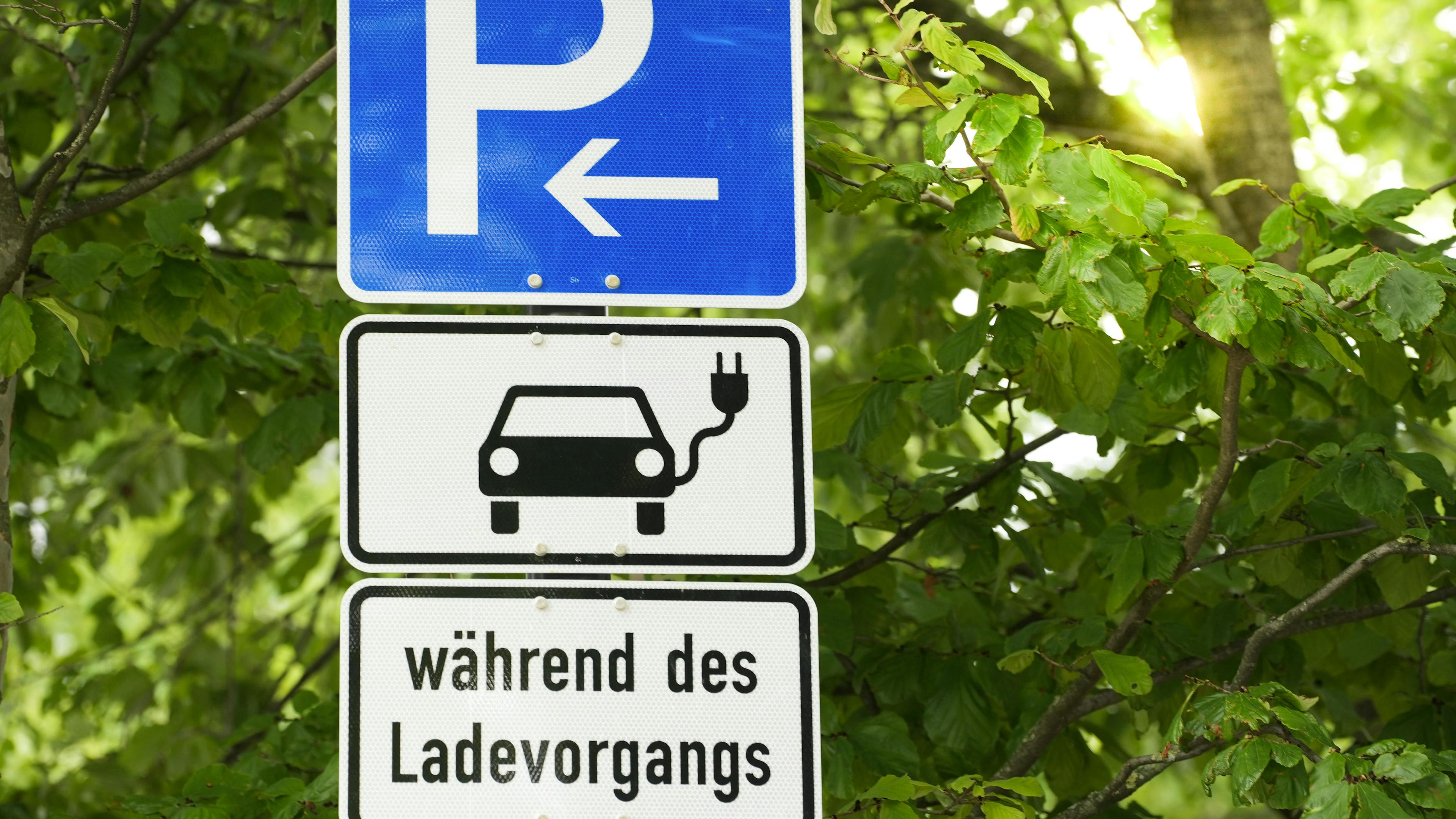 Parkplatz-Verkehrsschild mit dem Hinweis, dass ein Elektroauto hier nur während des Ladevorgangs parken darf