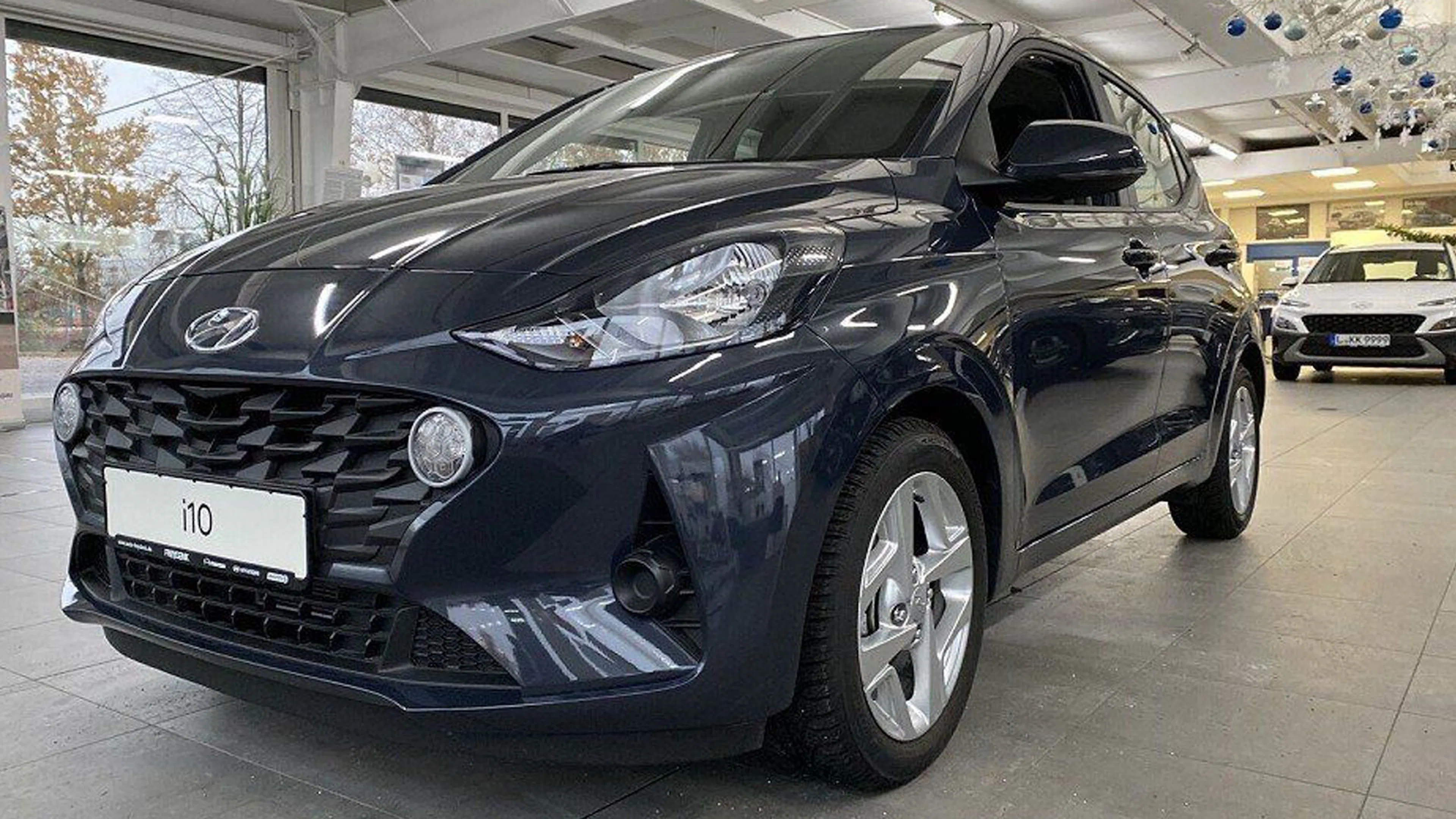 Ein schwarzer Hyundai i10 steht auf der Verkaufsfläche eines Autohauses.