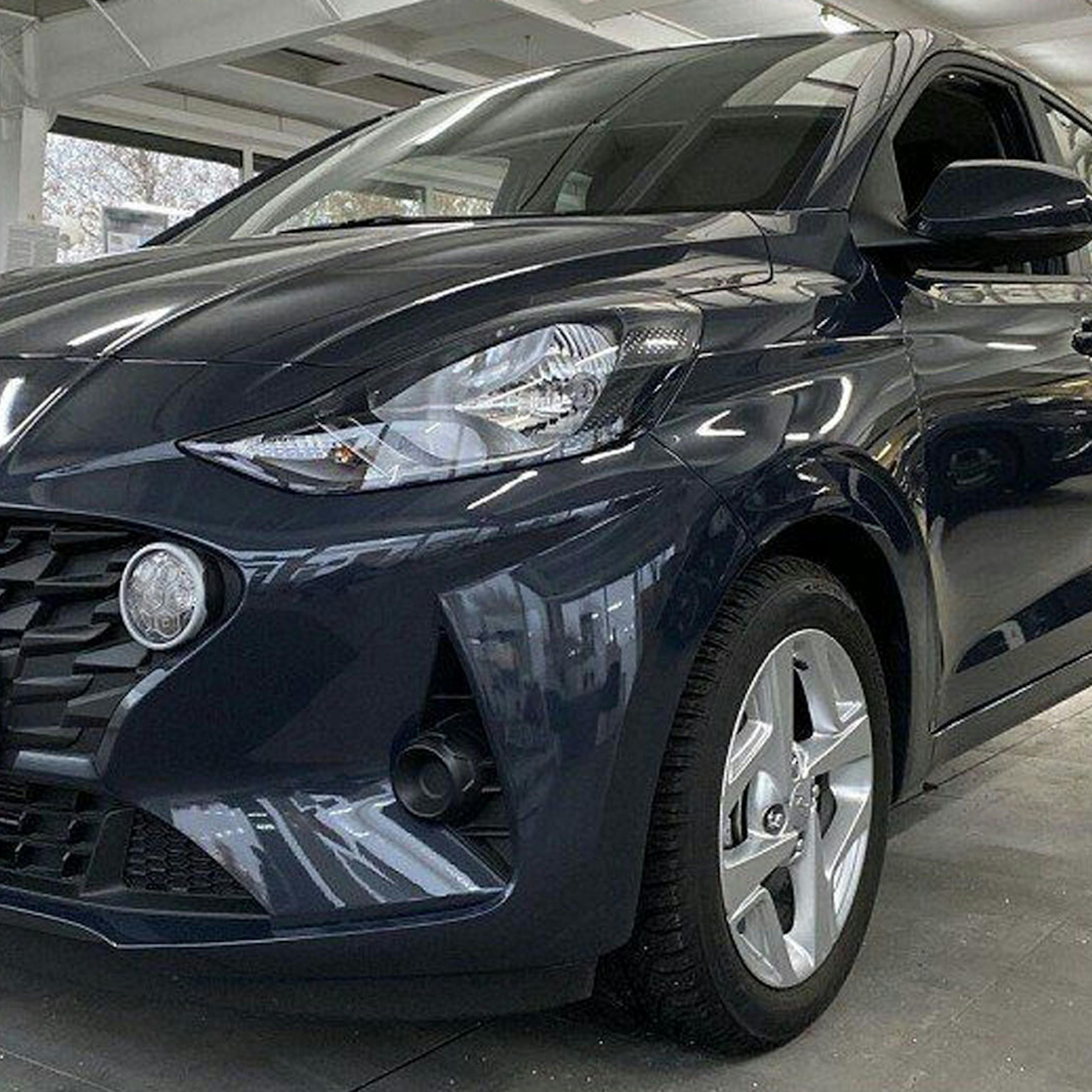 Ein schwarzer Hyundai i10 steht auf der Verkaufsfläche eines Autohauses.