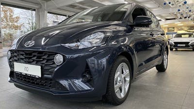 Ein schwarzer Hyundai i10 steht auf der Verkaufsfläche eines Autohauses.