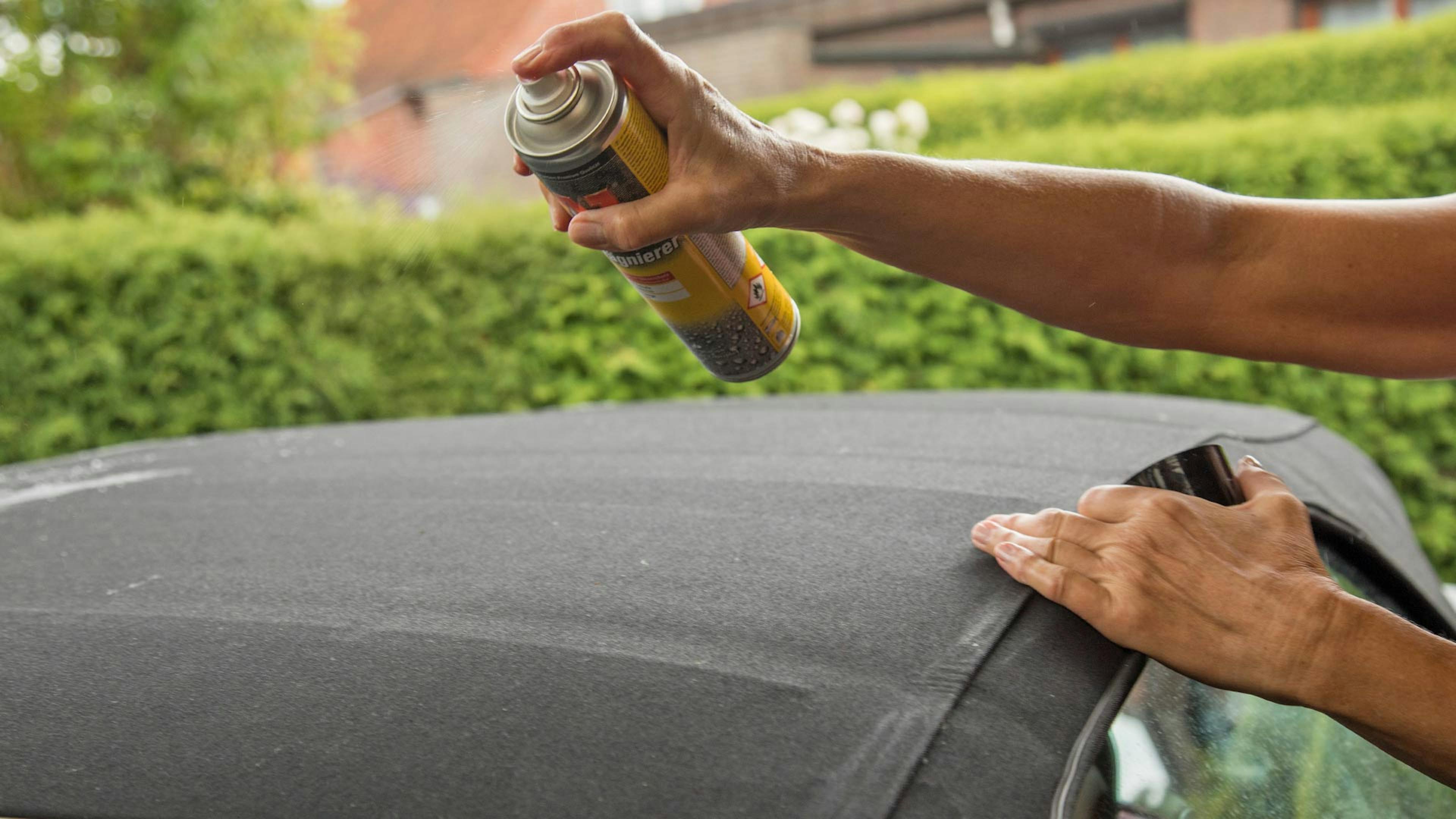 Detailaufnahme einer Person, die ein Cabrioverdeck reinigt.
