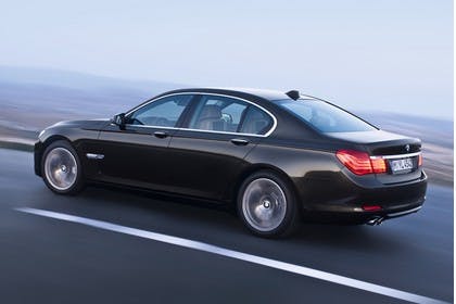 BMW 7er Limousine F01 Aussenansicht Seite schräg dynamisch schwarz