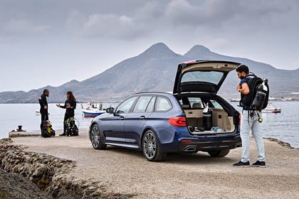 BMW 5er G31 Touring Aussenansicht Heck schräg Kofferraum geöffnet statisch blau