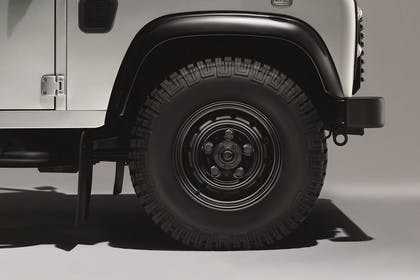 Land Rover Defender Dreitürer Studio Detail Aussenansicht Kotflügel statisch weiß