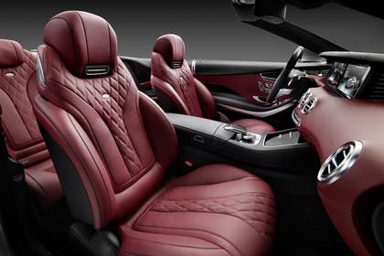 Mercedes-Benz S-Klasse Cabriolet A207 Innenansicht Rücksitze Vordersitze und Armaturenbrett beifahrerseitig