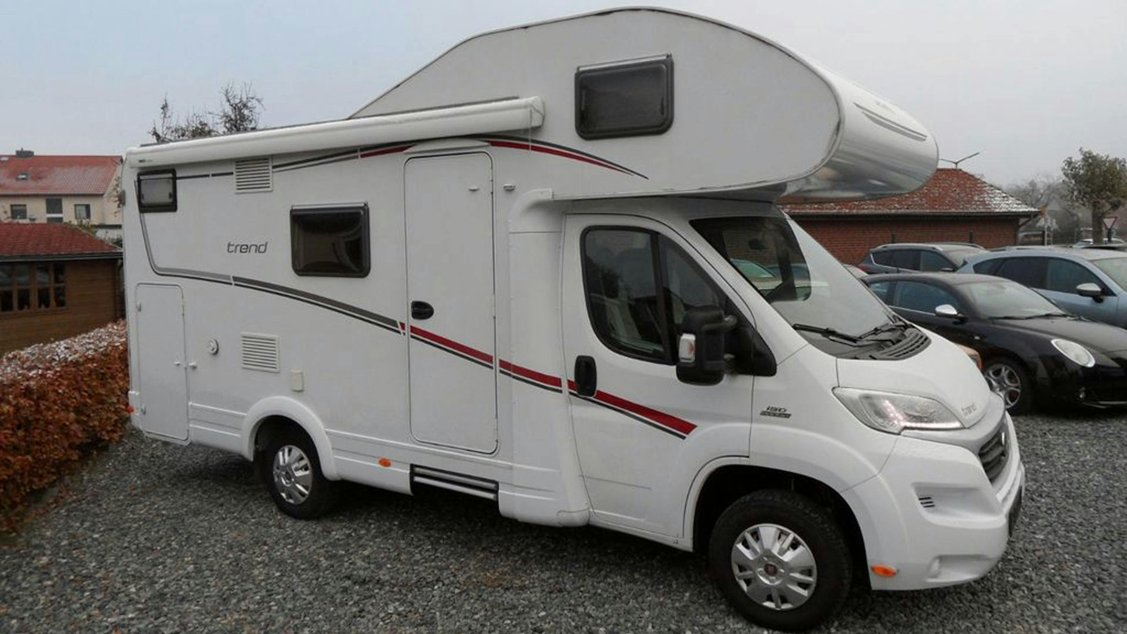 Ein weißes Dethleffs Trend A Wohnmobil steht auf einem Parkplatz.