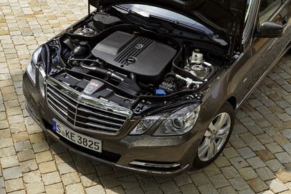 Mercedes E-Klasse T-Modell S212 Aussenansicht Detail Motor schräg statisch gold