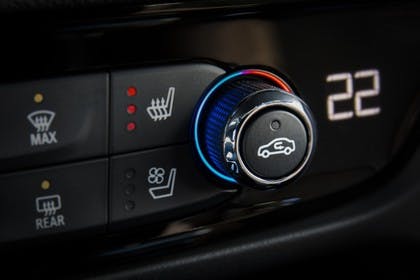Opel Insignia B Sports Tourer Innenansicht Detail Klimabedienung statisch schwarz