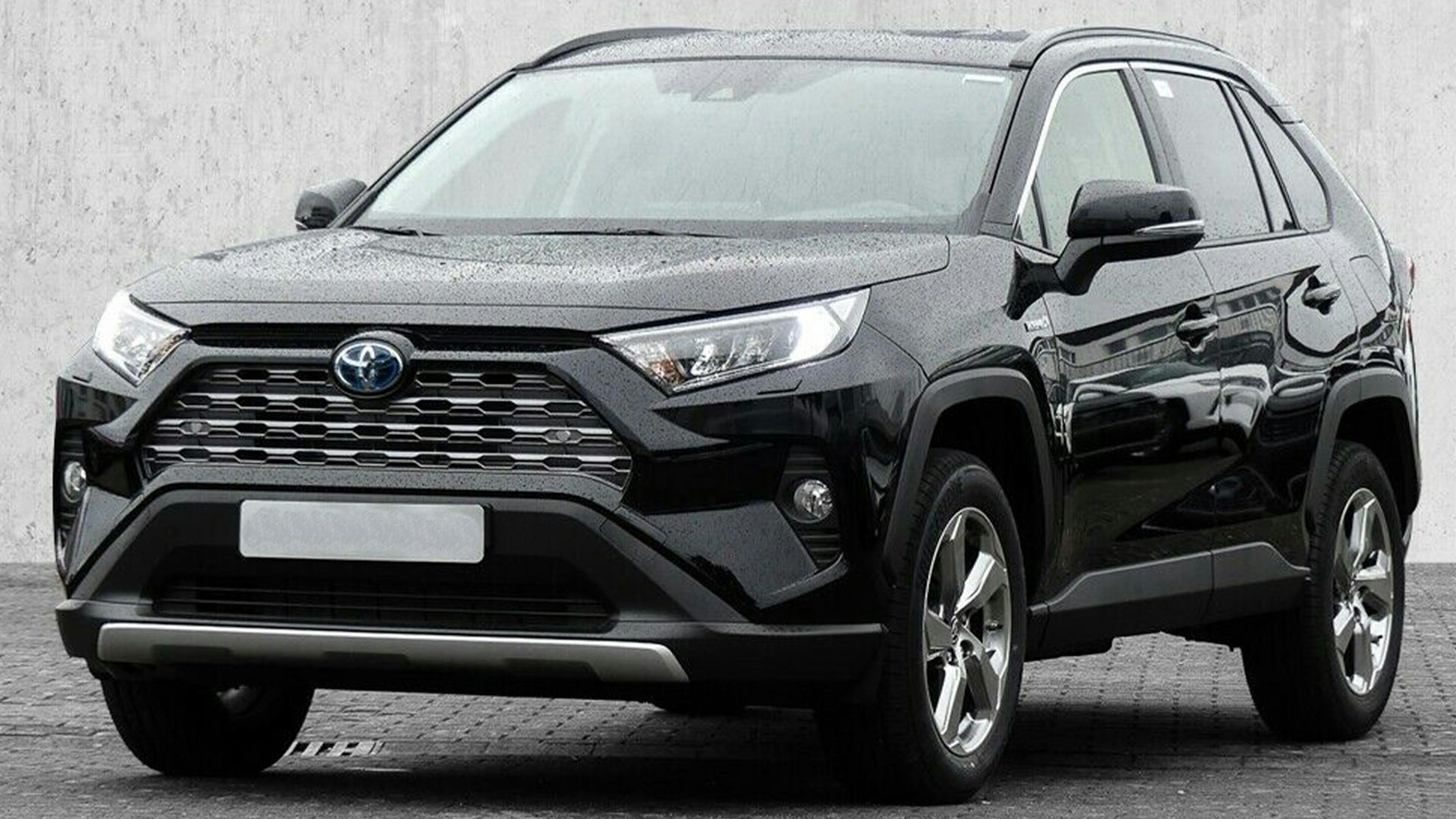 Ein schwarzer Toyota RAV-4 Hybrid-SUV steht vor einer grauen Wand