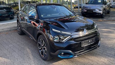 Ein schwarzer Citroën C4 steht auf einem Parkplatz.