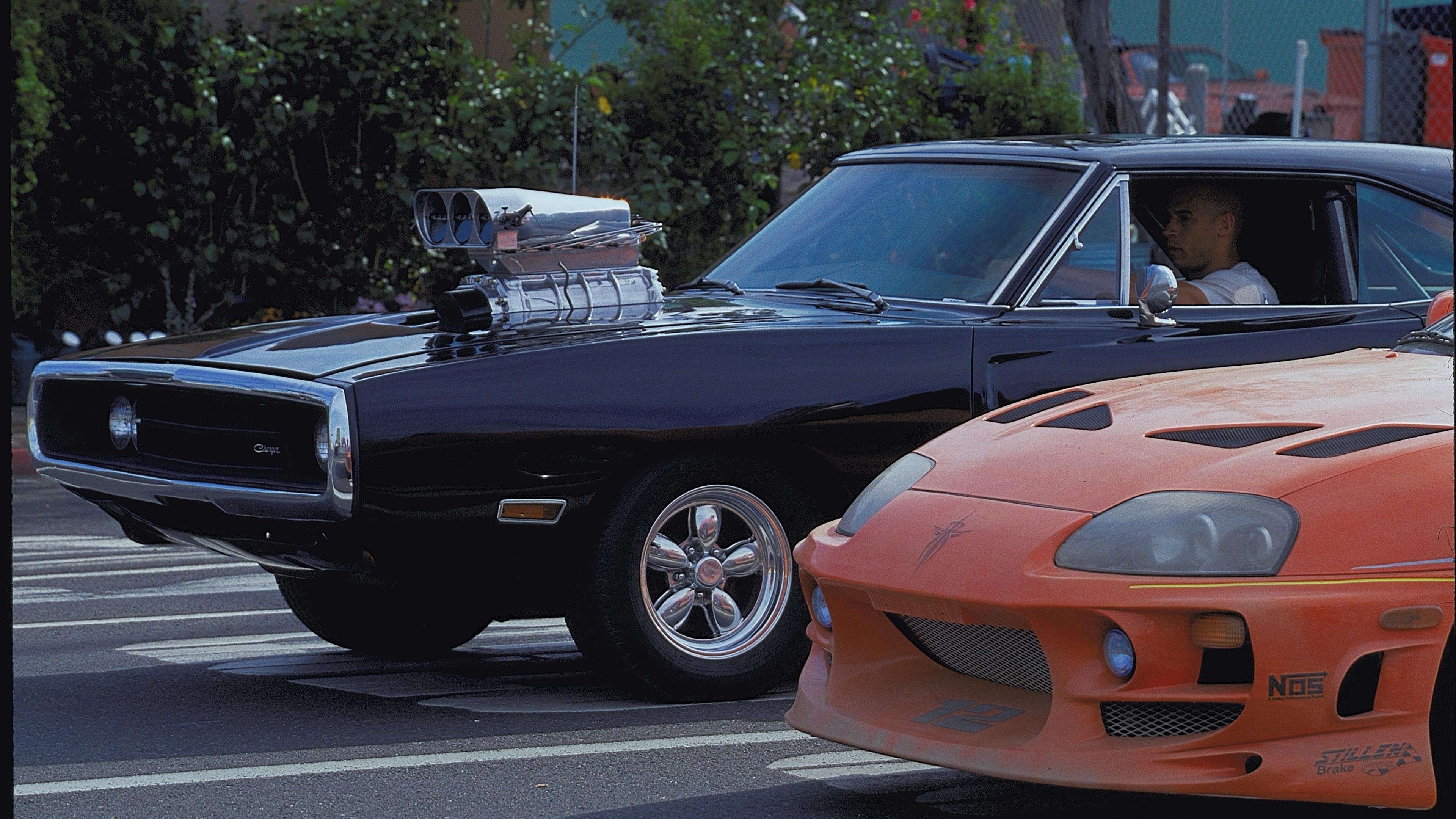Dominic Toretto mit seinem Dodge Charger an der Startlinie.