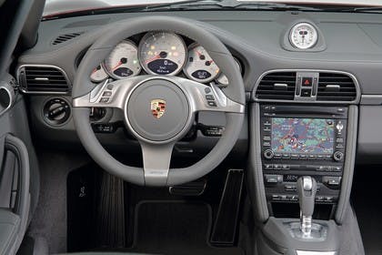 Porsche 911 Carrera 997.2 Innenansicht statisch Lenkrad und Armaturenbrett fahrerseitig