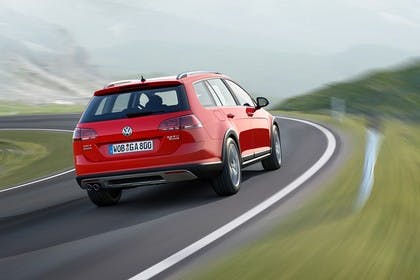 VW Golf 7 Alltrack Variant Aussenansicht Heck schräg dynamisch rot