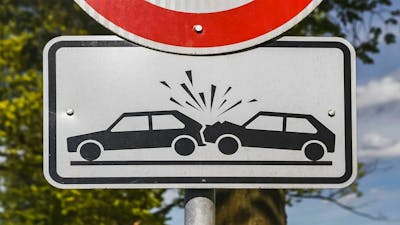 Nahaufnahme eines Verkehrsschildes, das vor Auffahrunfällen warnt 