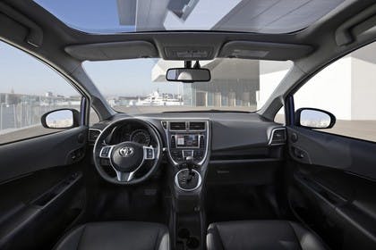 Toyota Verso-S XP12 Innenansicht statisch Vordersitze und Armaturenbrett