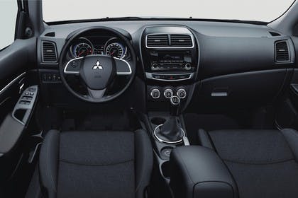 Mitsubishi ASX GAO Innenansicht Fahrerposition statisch schwarz