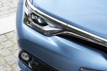 Toyota Auris Hybrid Schrägheck E18 Aussenansicht Front statisch Detail Scheinwerfer und Nebelscheinwerfer rechts blau