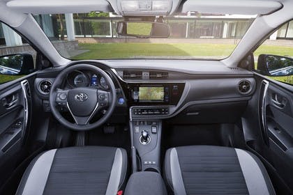 Toyota Auris Hybrid Schrägheck E18 Innenansicht statisch Vordersitze und Armaturenbrett