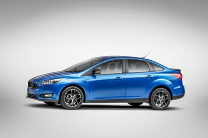 Ford Focus MK3 Stufenheck Aussenansicht Seite Studio statisch blau